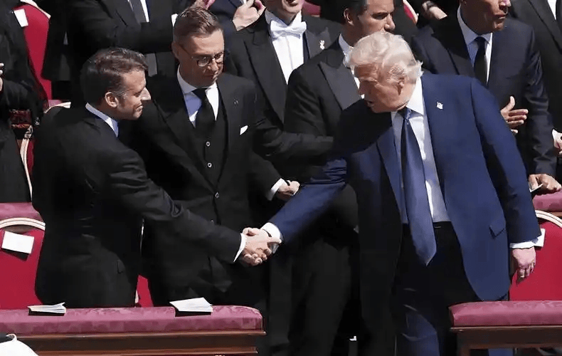 马克龙卸任前，抱怨中美俄针对，建议欧洲必须要走出新道路